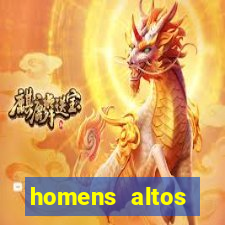 homens altos sarados pelados